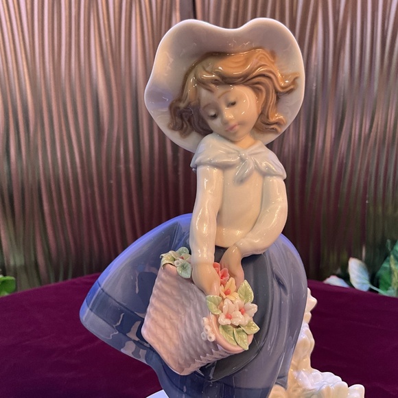 LLADRO Pretty Pickings Girl with Hat and Flower Basket #5222 - Picture 7 of 8